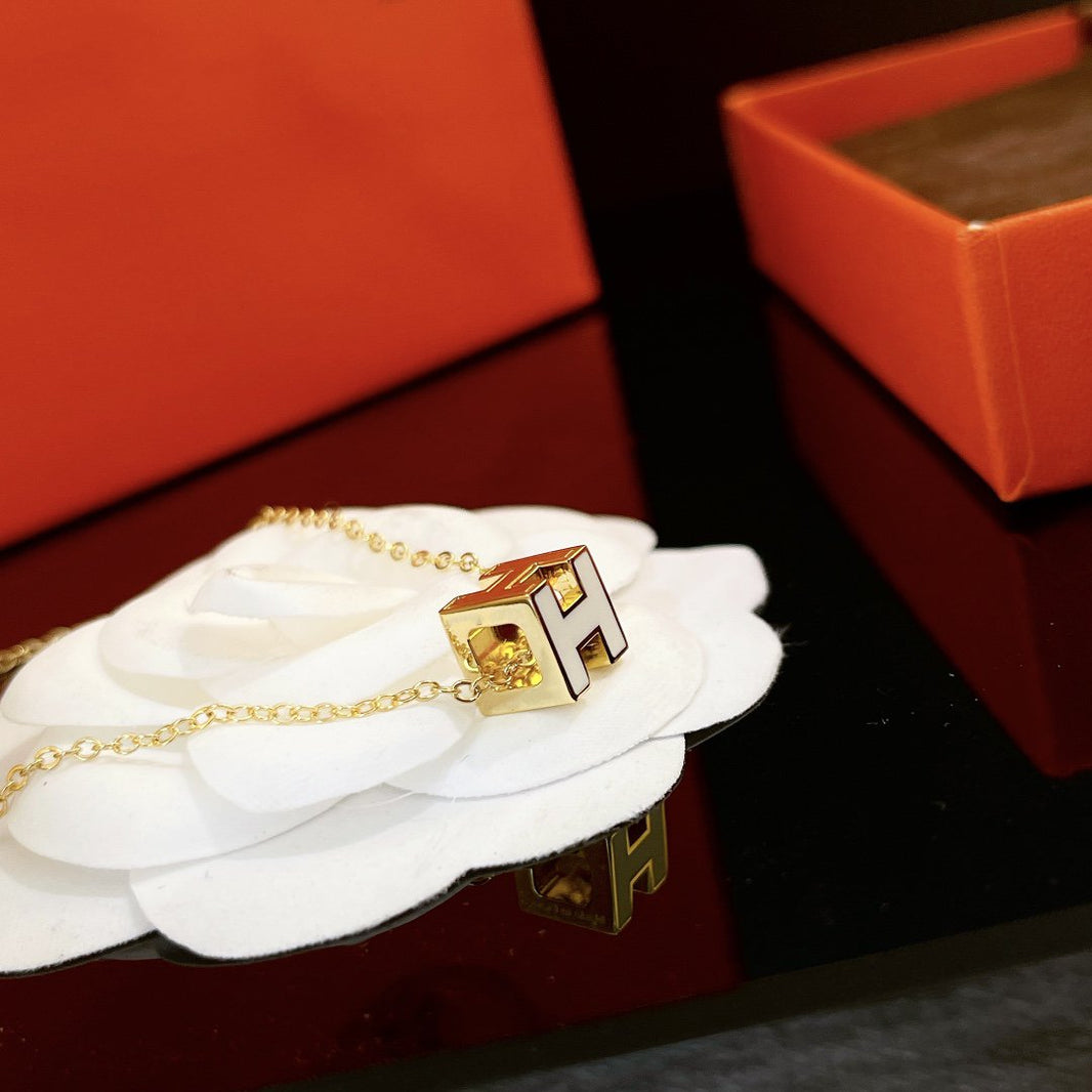 [Amore Jewels]H WHITE SQUARE GOLD NECKLACE